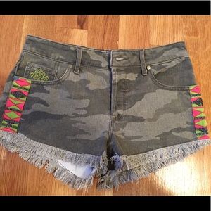 Roxy camo jean shorts size 25